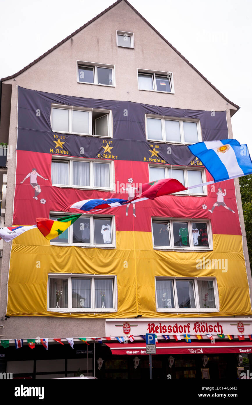 Colonia, Alemania, 22 de junio de 2018. Con una enorme bandera Alemana casa cubierto durante la Copa Mundial de Fútbol FIFA 2018. Crédito: Joern Sackermann/Alamy Live News Foto de stock
