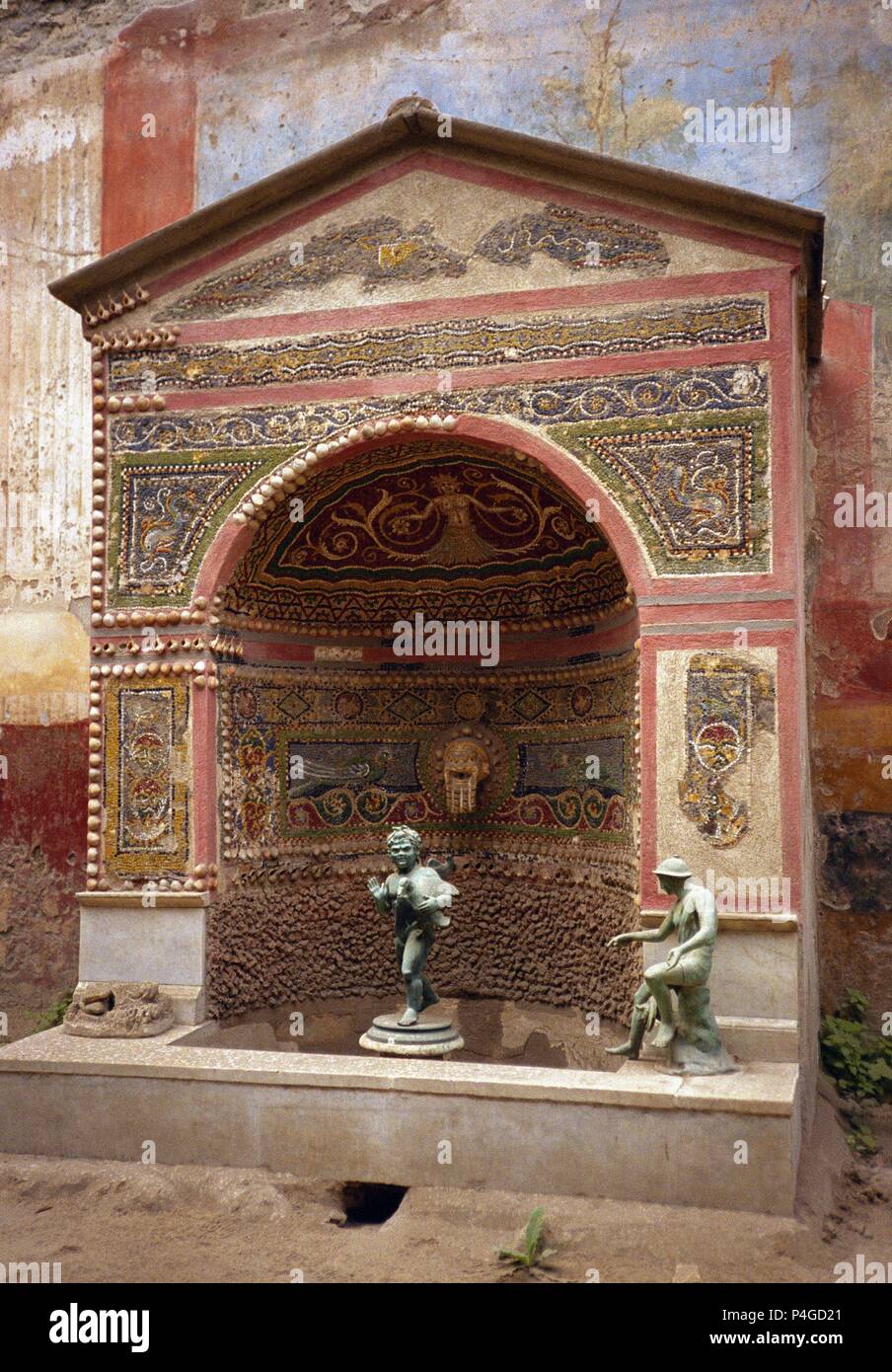 N-LARARIO decorado con mosaicos EN LA CASA DE LA PEQUEÑA FUENTE. Lugar: CASA DE LA FUENTE PEQUEÑA, Italia. Foto de stock