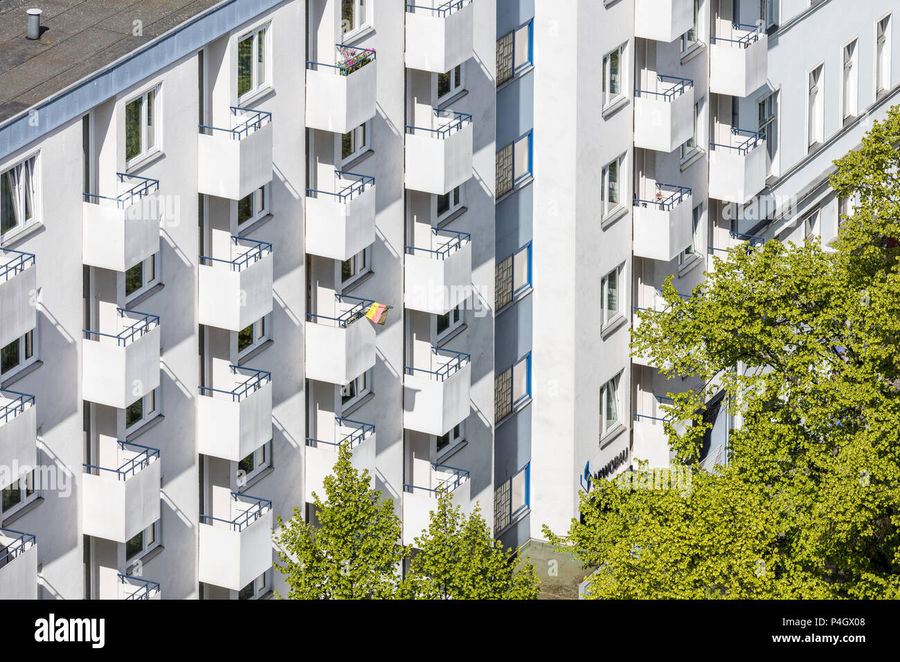 Berlín, Alemania, balcones y un edificio residencial de Fasssde ARWOBAU en Kreuzberg Foto de stock