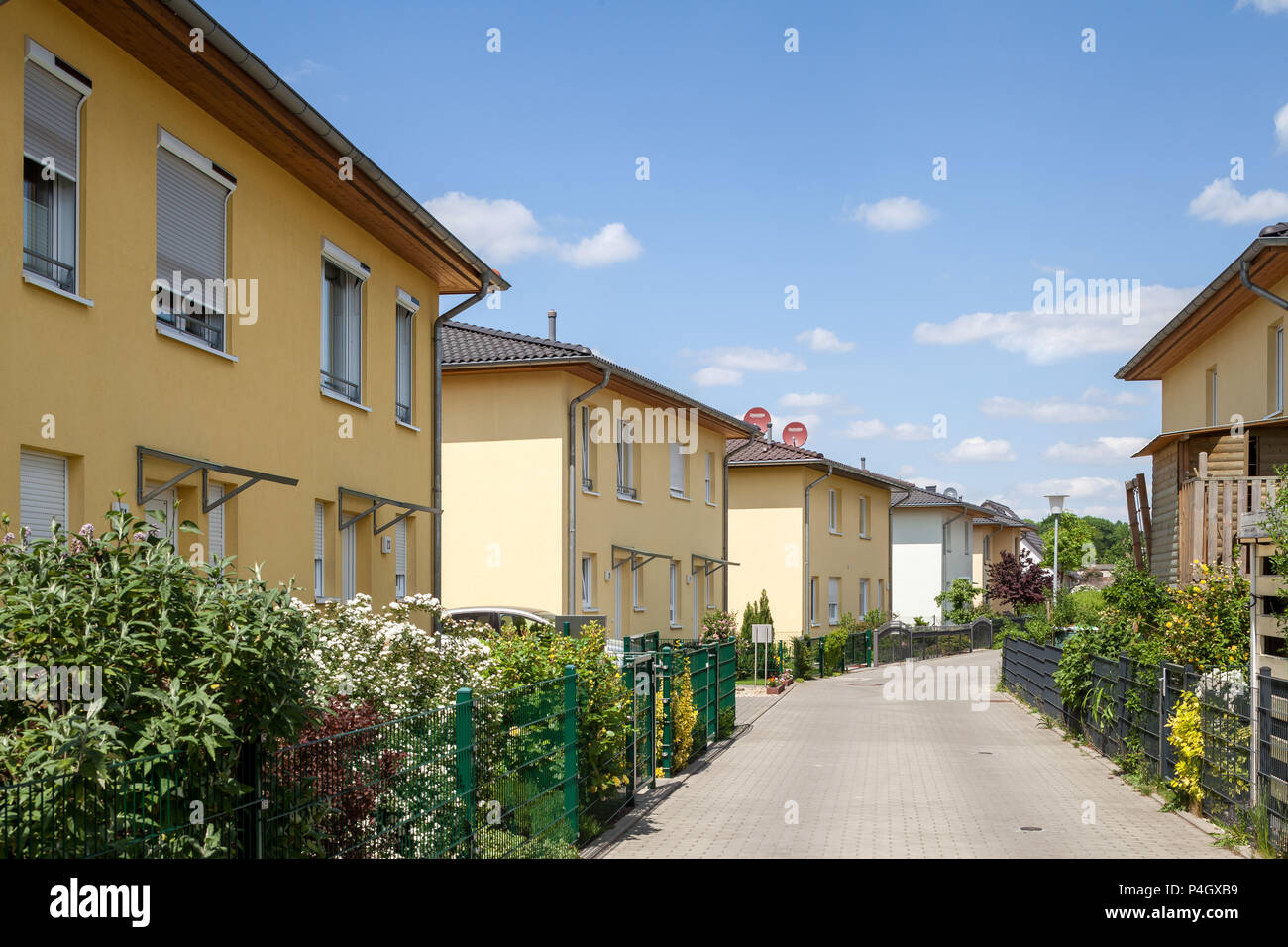 Berlín, Alemania, las viviendas unifamiliares en la finca Haltoner Strasse en Berlin-Biesdorf Foto de stock