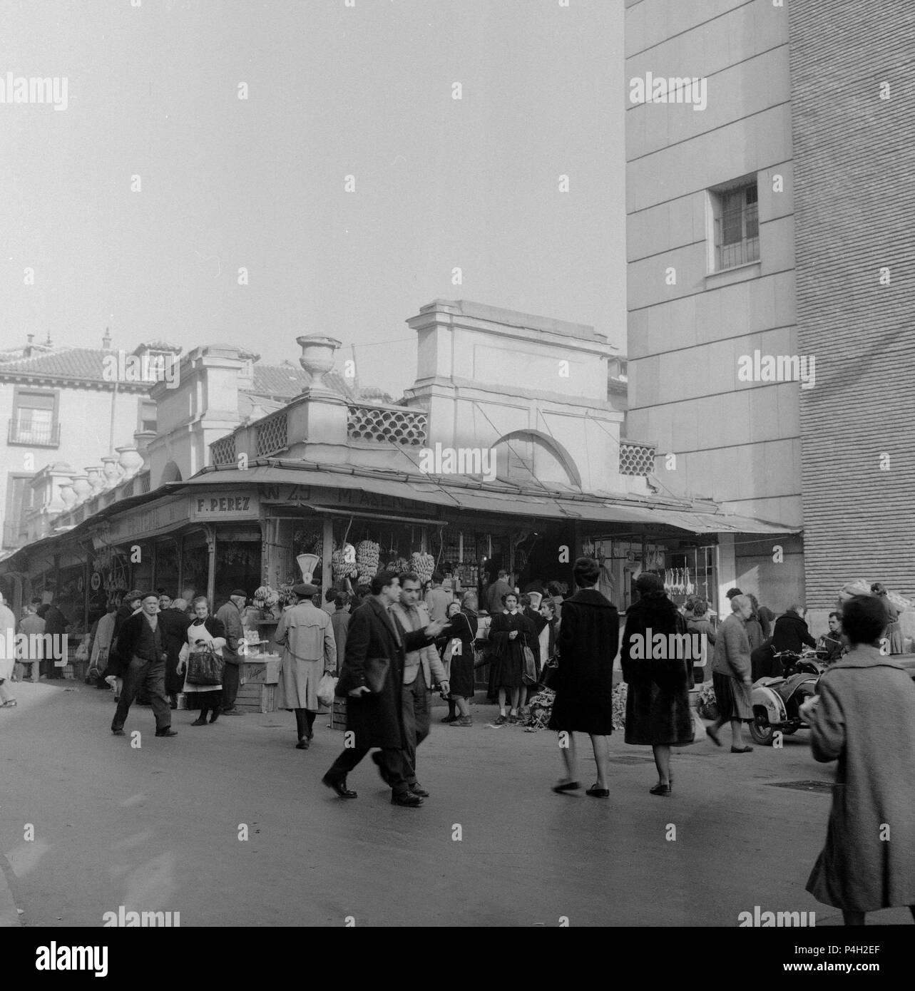 MERCADO EN LA CALLE CORREDERA BAJA DE SAN PABLO - FOTOGRAFIA EN BLANCO Y  NEGRO - Años 50. Ubicación: exterior, España Fotografía de stock - Alamy