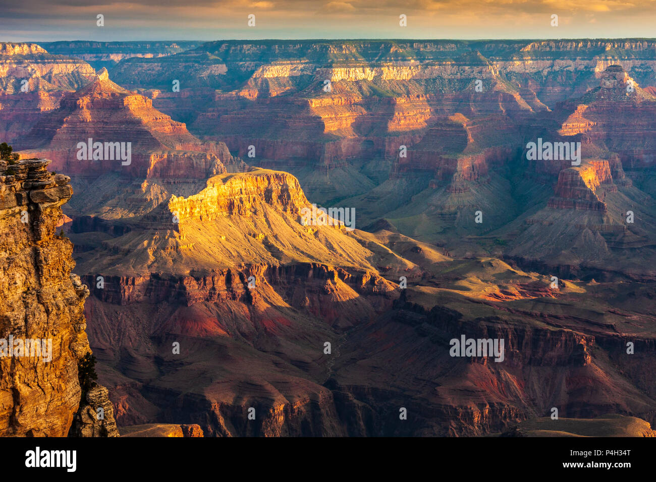 Amanecer en el borde sur del Parque Nacional del Gran Cañón en Arizona. El Gran Cañón es una maravilla geológica, con capas de roca como "ventanas en el tiempo" Foto de stock