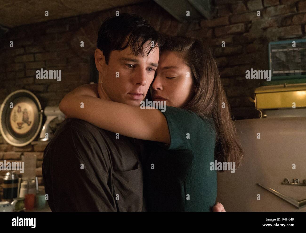 Rupert evans and alexa davalos fotografías e imágenes de alta resolución -  Alamy