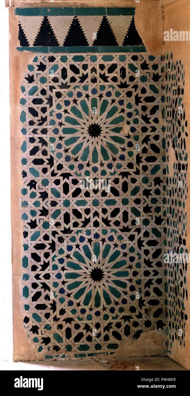 Zócalo de AZULEJOS DE LA ALHAMBRA DE GRANADA del pabellón del Partal -  ALICATADOS DE GAMA FRIA estrellados. Ubicación: Alhambra, Granada, España  Fotografía de stock - Alamy
