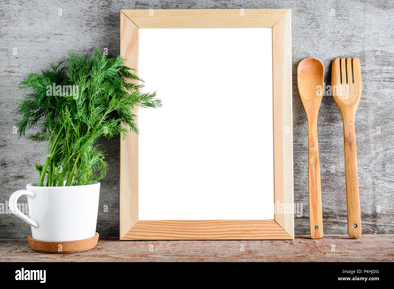 Un bastidor de madera vacías y accesorios de cocina en una pared ... Un bastidor de madera vacías y accesorios de cocina en una pared ...