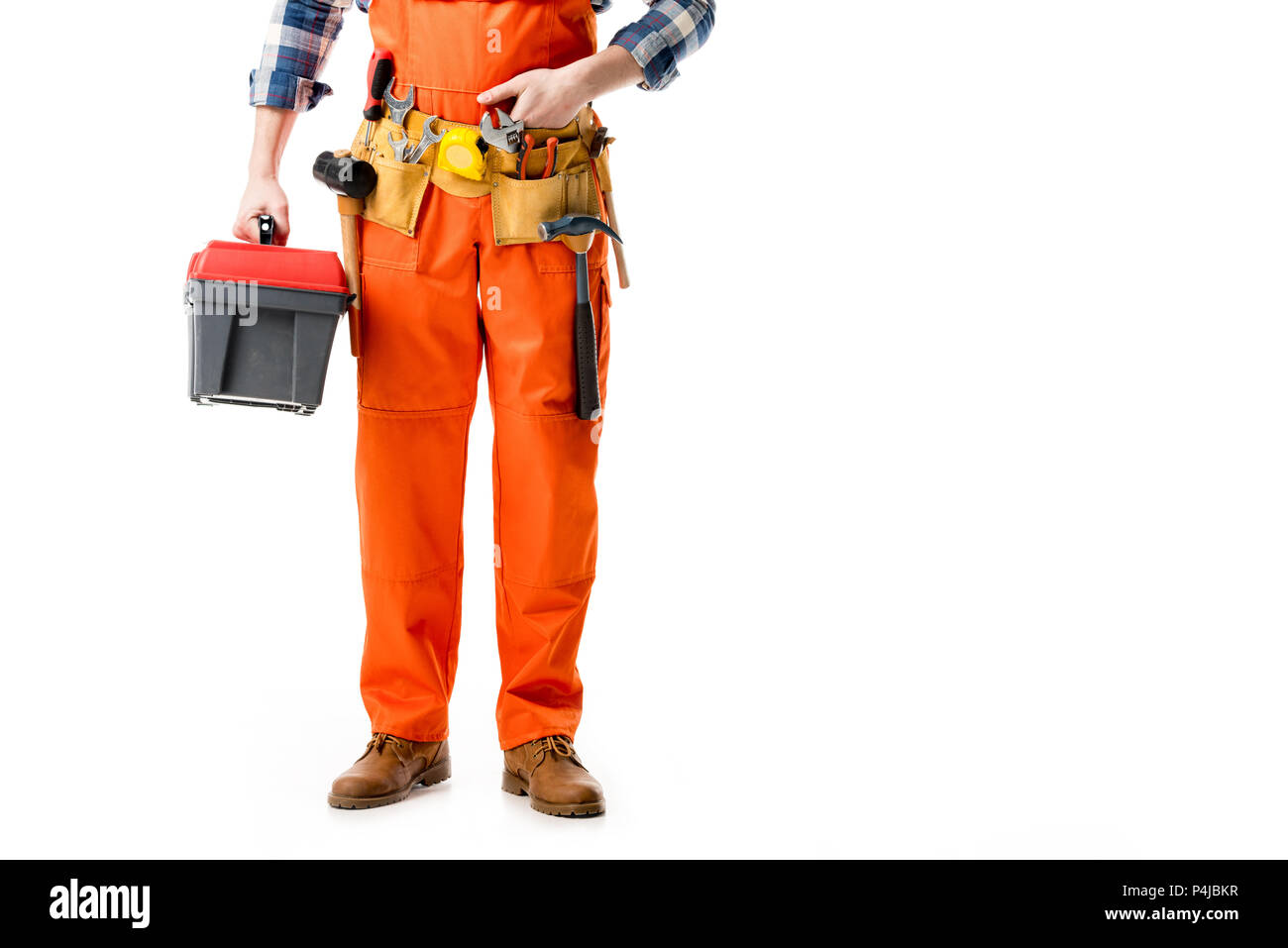 Vista recortada del reparador manteniendo la herramienta de verificación en general naranja aislado en blanco Foto de stock