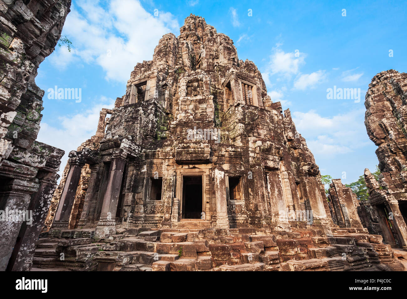 Bayon es un conocido templo Khmer en Angkor en Camboya Foto de stock