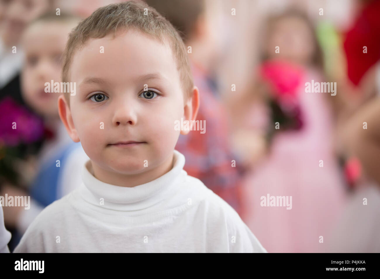 Belarús, Gomel, 6 de marzo de 2018. El Kindergarten es el quinto. Children's holiday matinee.Retrato de un cinco-año-viejo muchacho divertido con abultadas mejillas y azul e Foto de stock