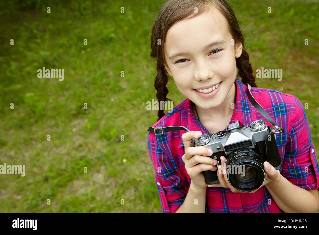 Adolescente con una cámara. Foto antigua cámara de estilo de vida juvenil  Fotografía de stock - Alamy