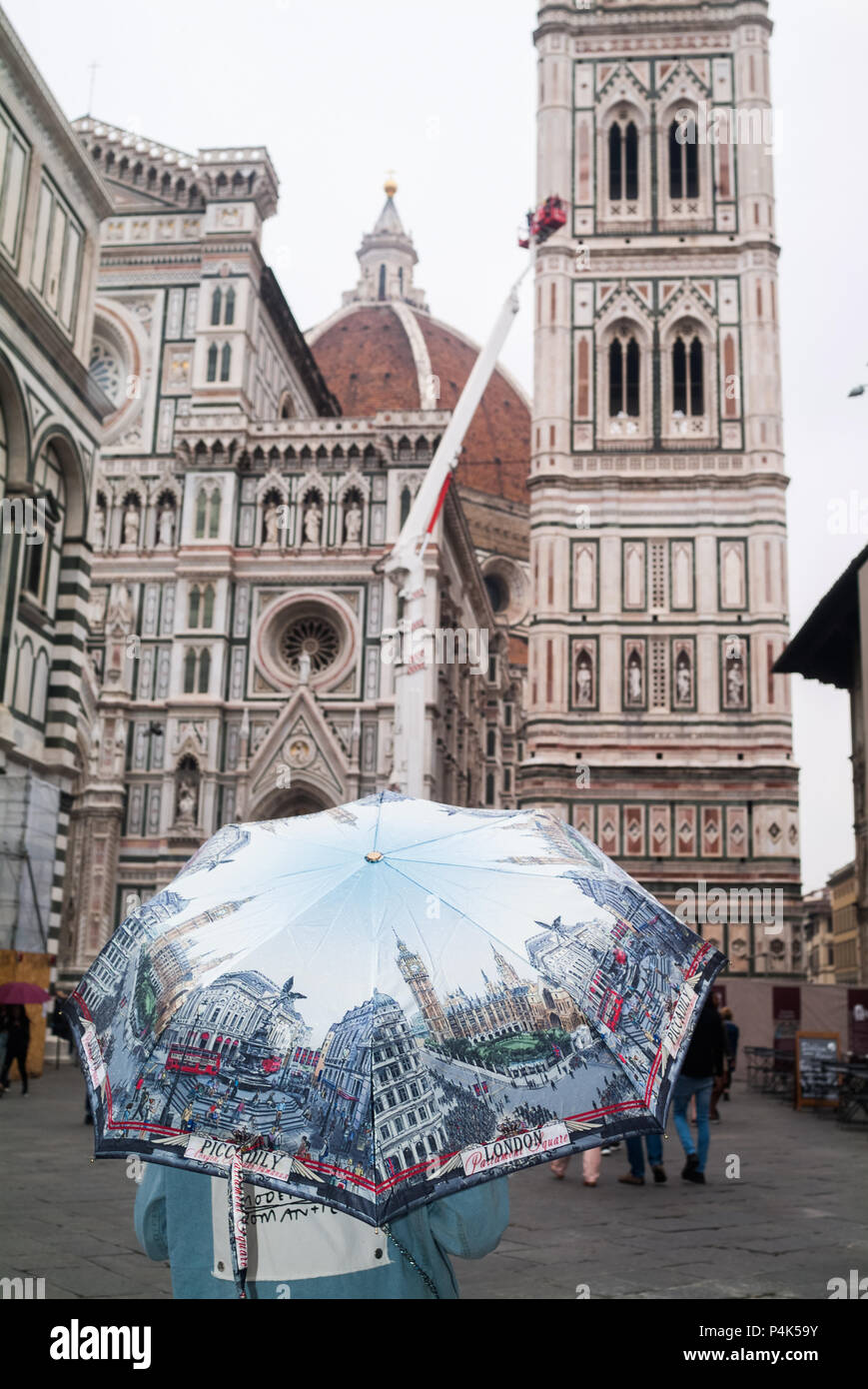 Florencia, Italia: circa Primavera 2018 - Visita turística de Santa Maria  del Fiore, Florencia, Italia domo con un paraguas de Piccadilly Circus. Día  nublado Fotografía de stock - Alamy