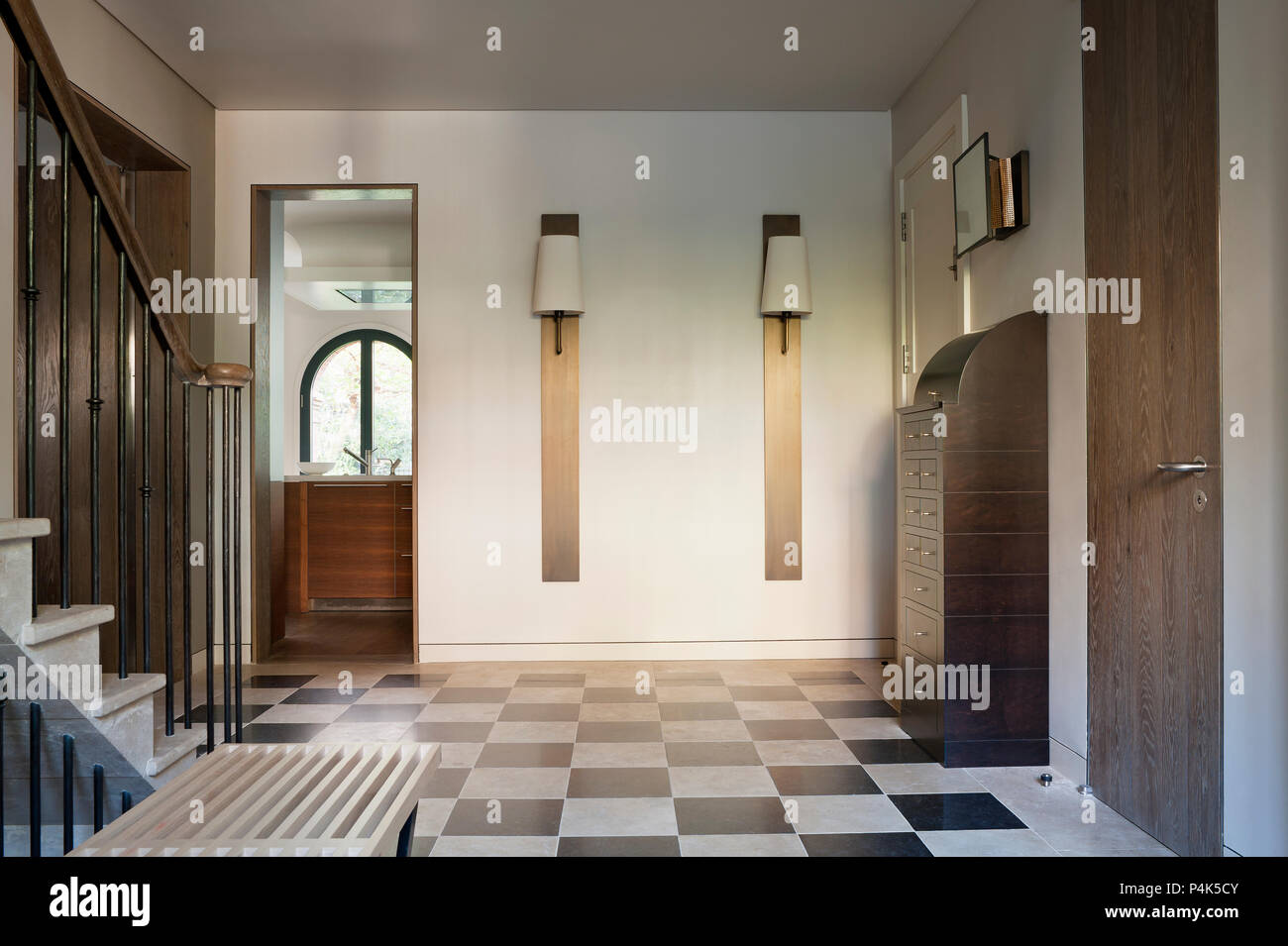 Hall de entrada con piso de baldosas. Foto de stock