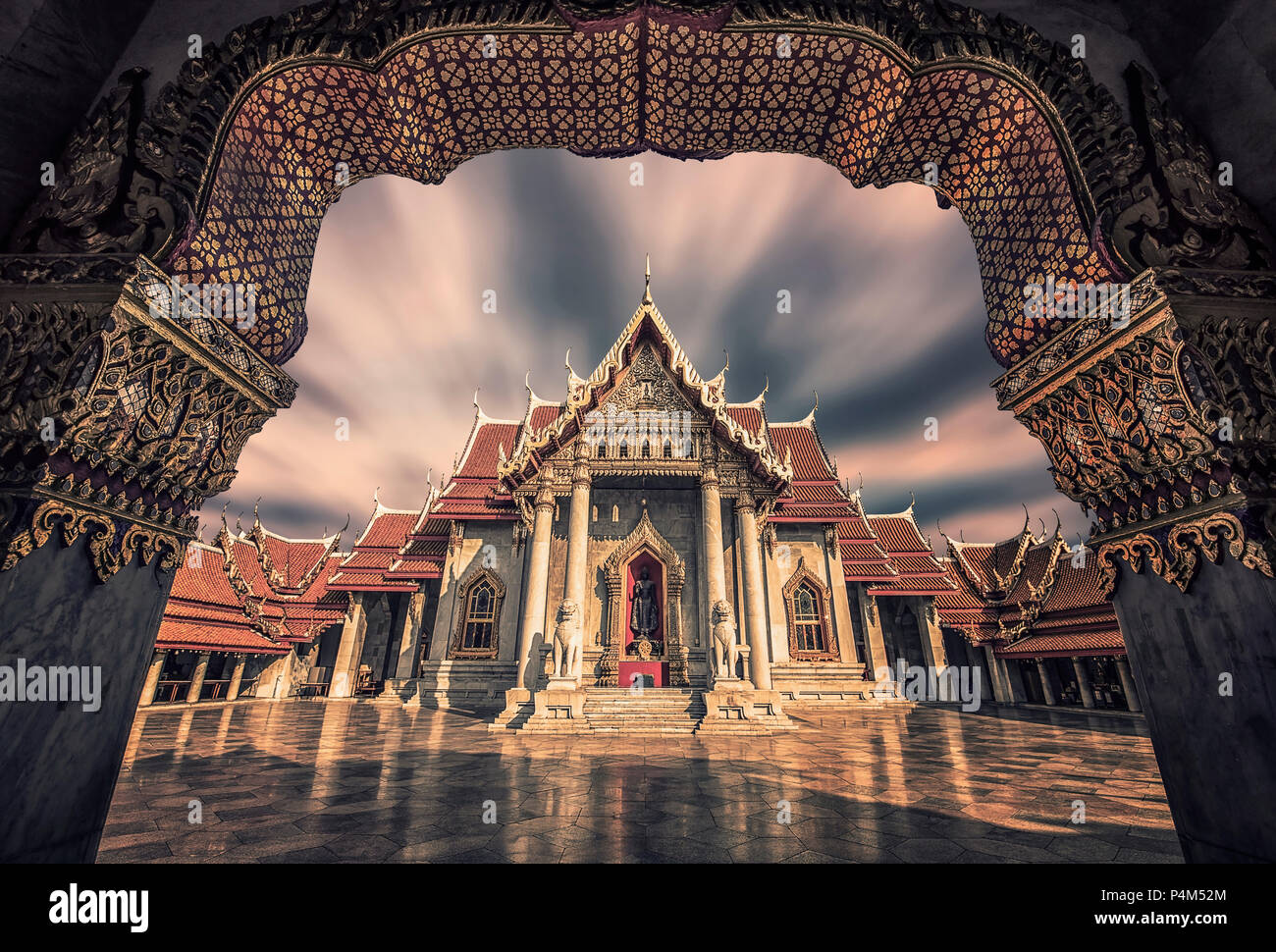Wat Benchama Bophi templo budista en Bangkok Foto de stock