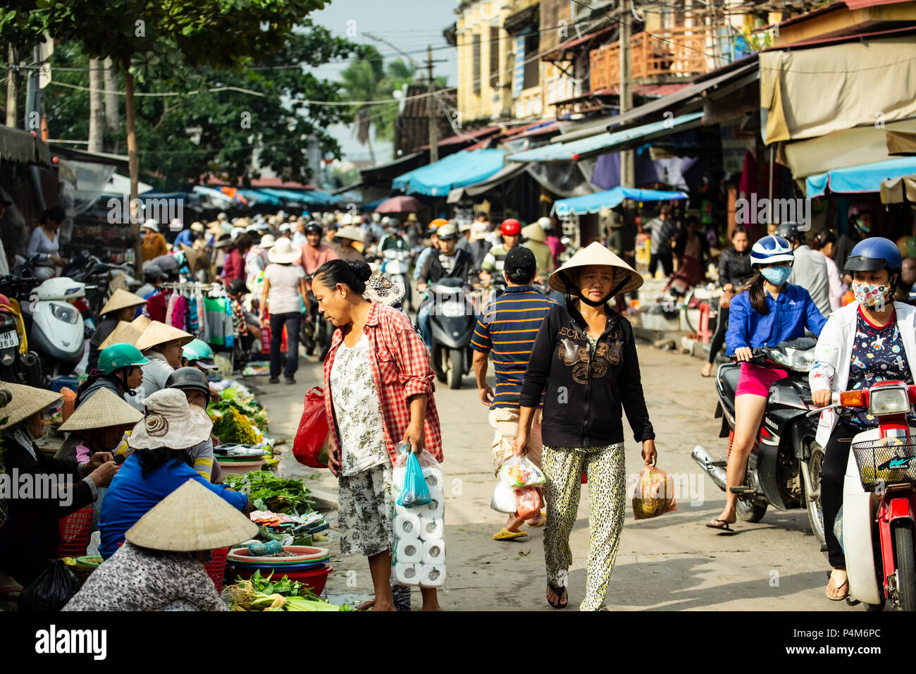 Los compradores y vendedores en la calle, Mercado Central, Hoi An, Vietnam Foto de stock
