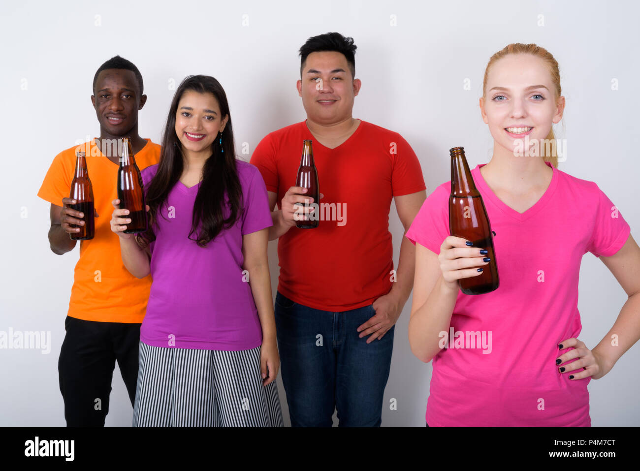 Foto de estudio de feliz joven con diverso grupo de multi eth Foto de stock