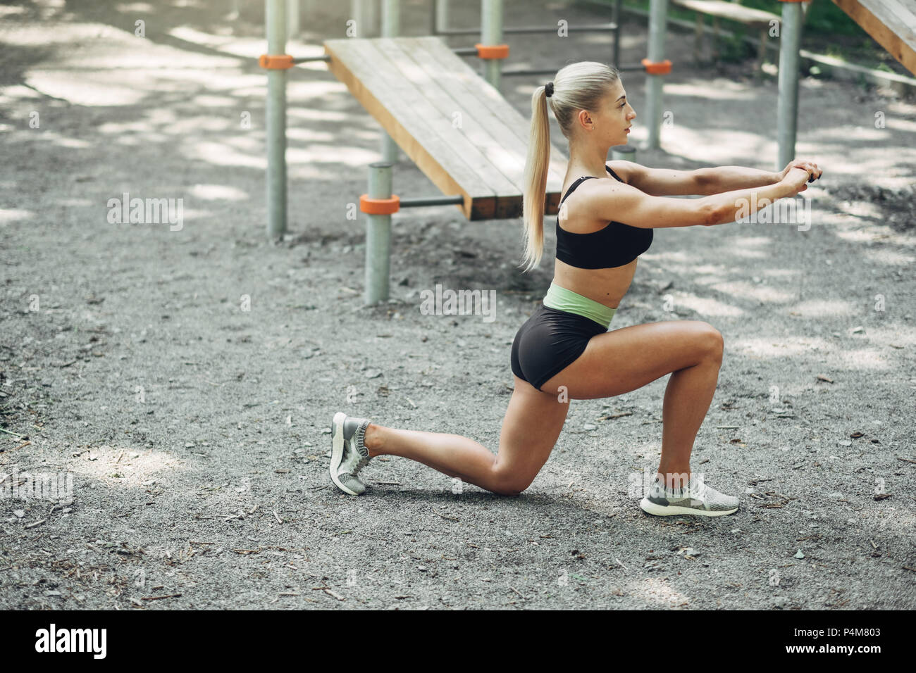 Mujer bonita en ropa deportiva posando en el gimnasio mujer atlética  deportiva saludable en el gimnasio