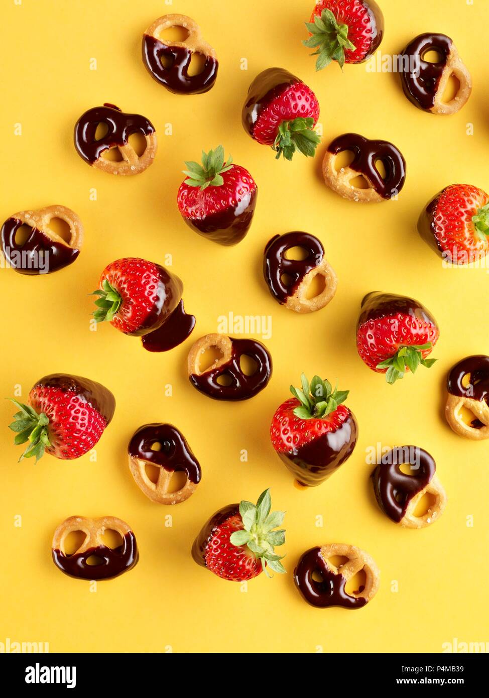 Chocolate y Fresas con chocolate pretzels Foto de stock