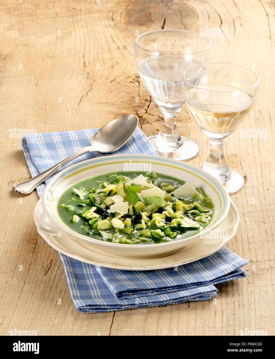 La Minestra verde sopa de verduras, Italia) Foto de stock