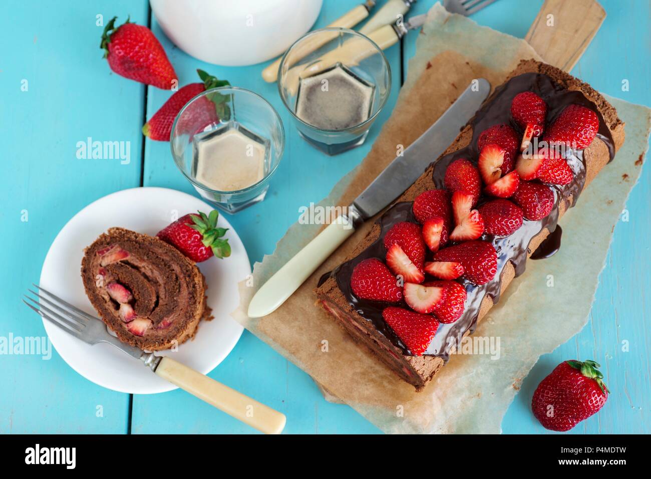 Rollo suizo chocolate con fresas Foto de stock