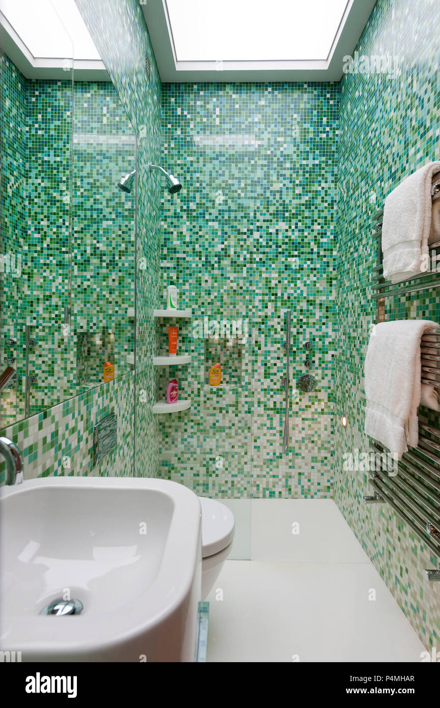 Baño verde fotografías e imágenes de alta resolución - Alamy
