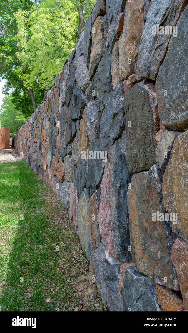Perspectiva de disminución de pared de piedra Foto de stock
