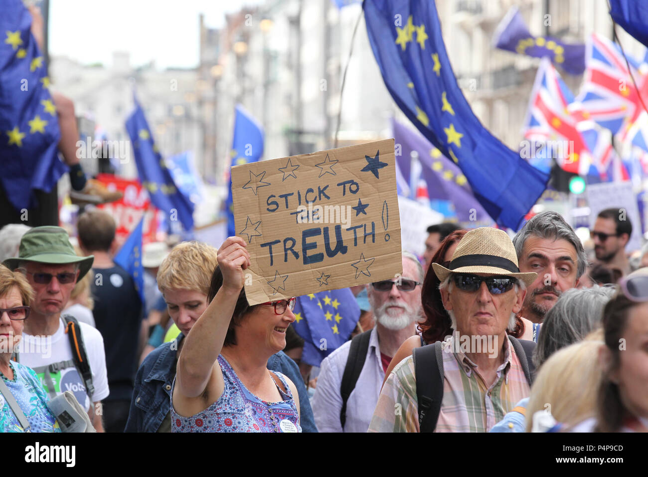 Londres, Reino Unido, 23 de junio de 2018. Anti-Brexit Marzo, miles de personas asisten a un pro-UE de marzo para conmemorar el segundo aniversario del referéndum sobre la UE. Foto de stock