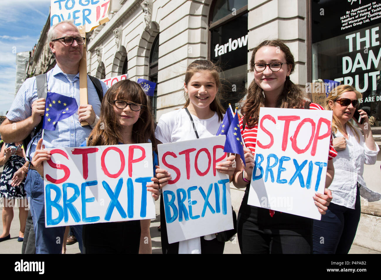 Londres, Reino Unido. 23 de junio de 2018. Siguen siendo partidarios y los manifestantes se reúnen en Pall Mall para una marcha y manifestación Anti-Brexit para apoyar un voto popular. Foto: Bettina Strenske/Alamy Live News Foto de stock