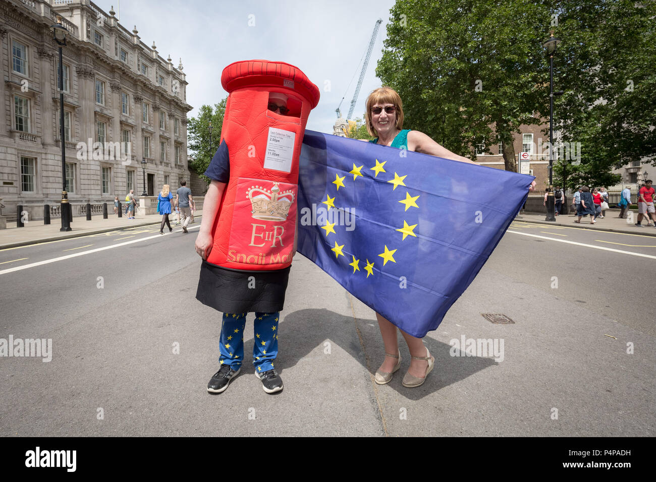 Londres, Reino Unido. 23 de junio de 2018. Anti-Brexit protesta: Más de 100.000 asistir a "Voto Popular" pro-UE de marzo para exigir un referéndum sobre los términos de Brexit dos años después de la votación. Crédito: Guy Corbishley/Alamy Live News Foto de stock