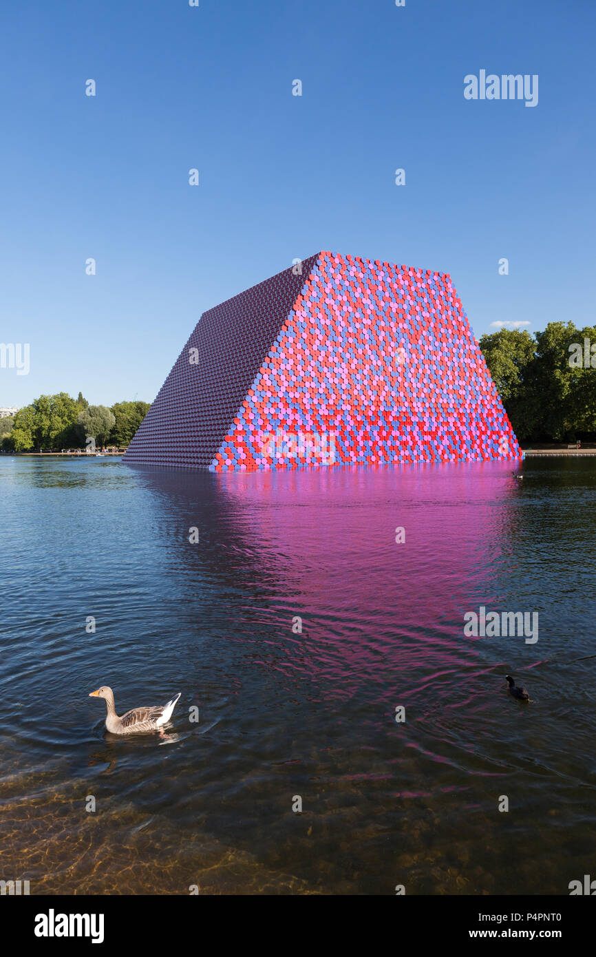 Mastaba de Londres sobre el lago Serpentine en Hyde Park creado por Christo. Foto de stock