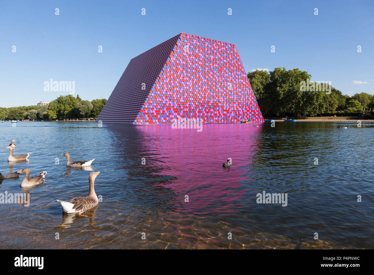 Mastaba de Londres sobre el lago Serpentine en Hyde Park creado por Christo. Foto de stock