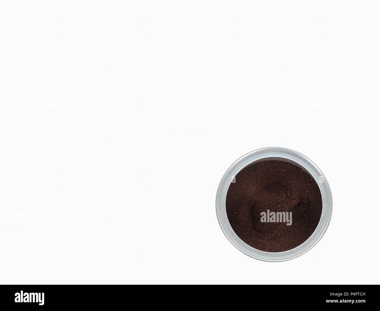 Puede abrir aislados de café molido con espacio negativo Foto de stock