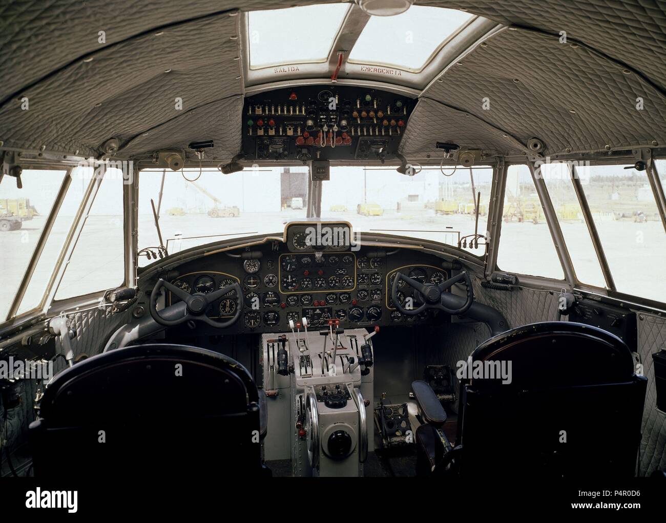 AVIONES AZOR CONSTRUIDOS POR C.A.S.A. - VUELO DE IMPRIMACIÓN EN 1955 - cabina de pilotaje. Ubicación: C. A. S. A, Getafe, Madrid, España. Foto de stock