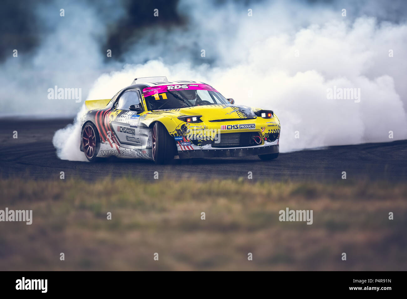 AutodromSpb, San Petersburgo, Rusia - Agosto 15, 2018: Un potente coche de carreras a la deriva en pista de velocidad durante la primera etapa de la serie deriva ruso West Foto de stock