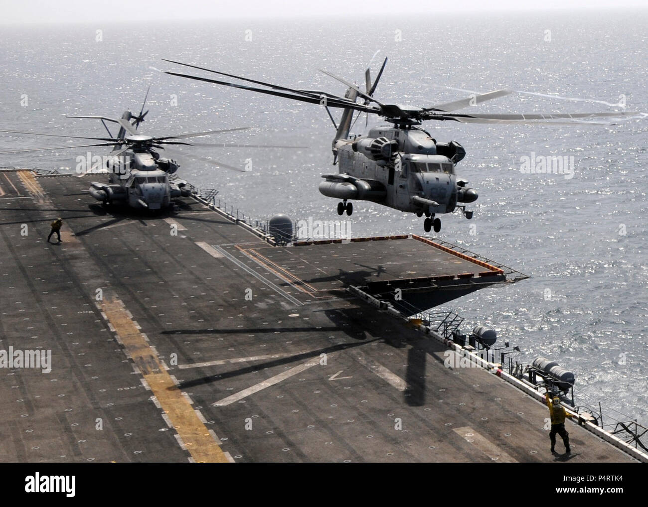 Un Cuerpo de Marines de EE.UU del tipo CH-53E Super Stallion helicóptero asignado al Escuadrón de Helicópteros Marinos mediano (HMM) 165 despega desde la cubierta de vuelo del USS Peleliu (LHA 5) con infantes de marina a bordo que prestará asistencia de socorro en caso de inundación en Pakistán el 12 de agosto de 2010, en el Mar Arábigo. Foto de stock