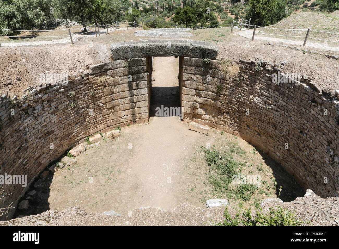 El sitio arqueológico de Micenas en el Peloponeso, con la puerta de los Leones y tumbas del tesoro Foto de stock