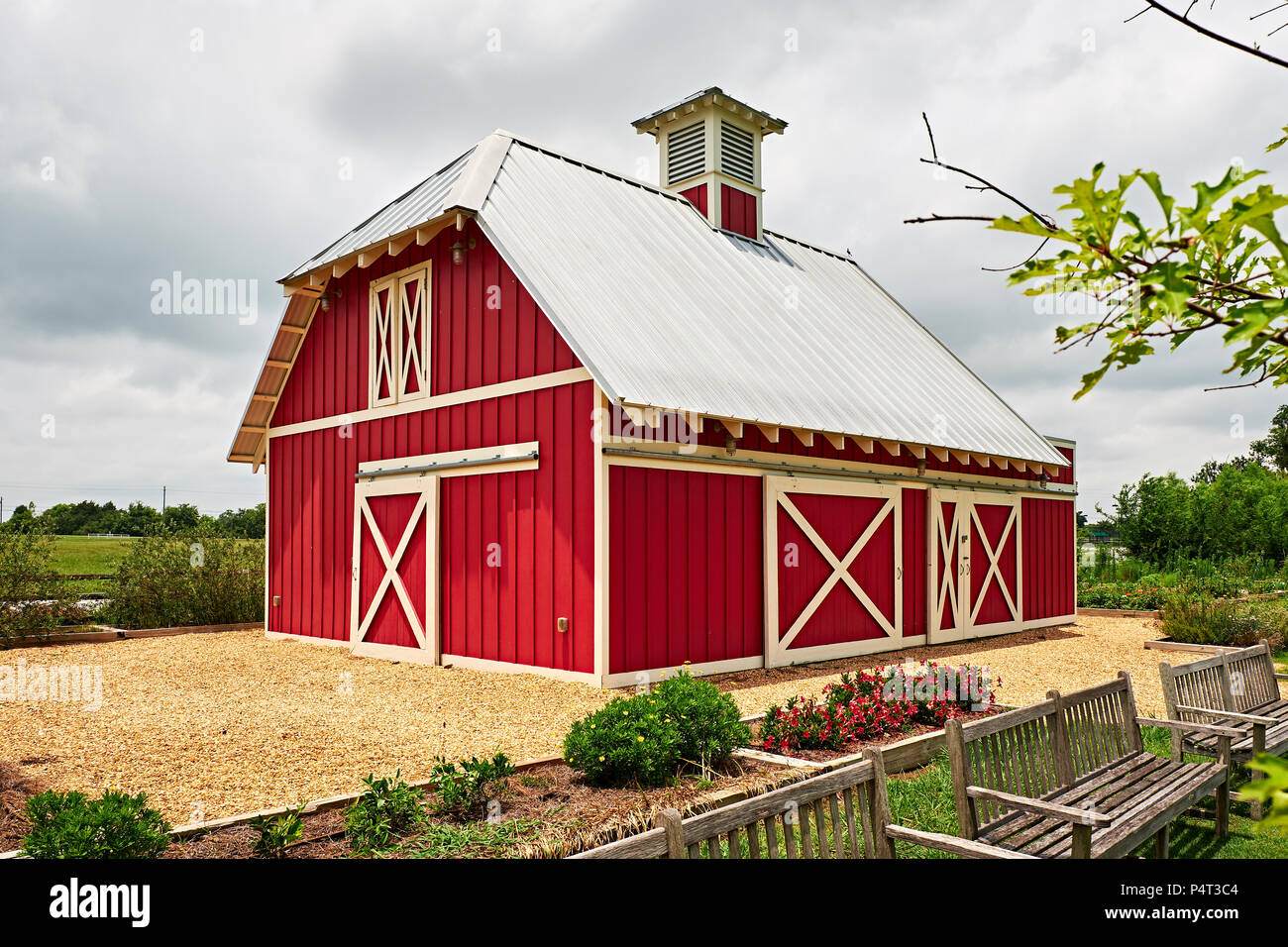 Granero rojo pequeño encontrado en una granja o rancho rural principalmente utilizado para el almacenamiento en los Estados Unidos. Foto de stock