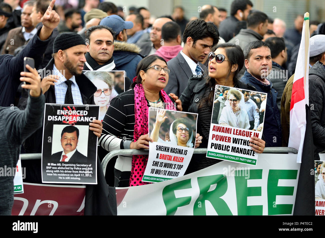 Londres, 16 de abril de 2018. Manifestantes de Bangladesh frente al centro de conferencias Queen Elizabeth en el inicio de la Reunión de Jefes de Gobierno del Commonwealth con Foto de stock