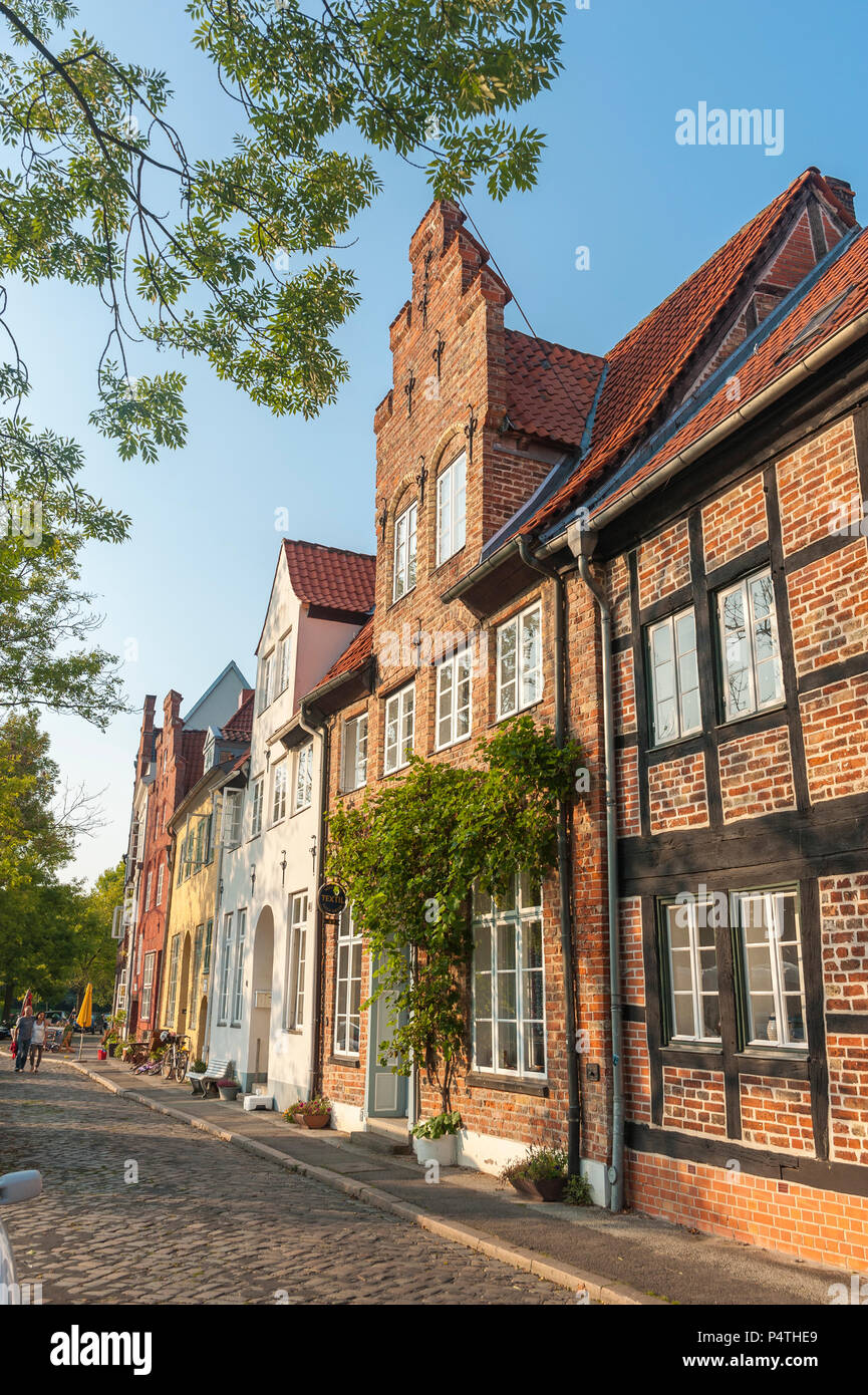 Edificios históricos en la calle An der Obertrave, Lübeck, Schleswig-Holstein, Alemania Foto de stock
