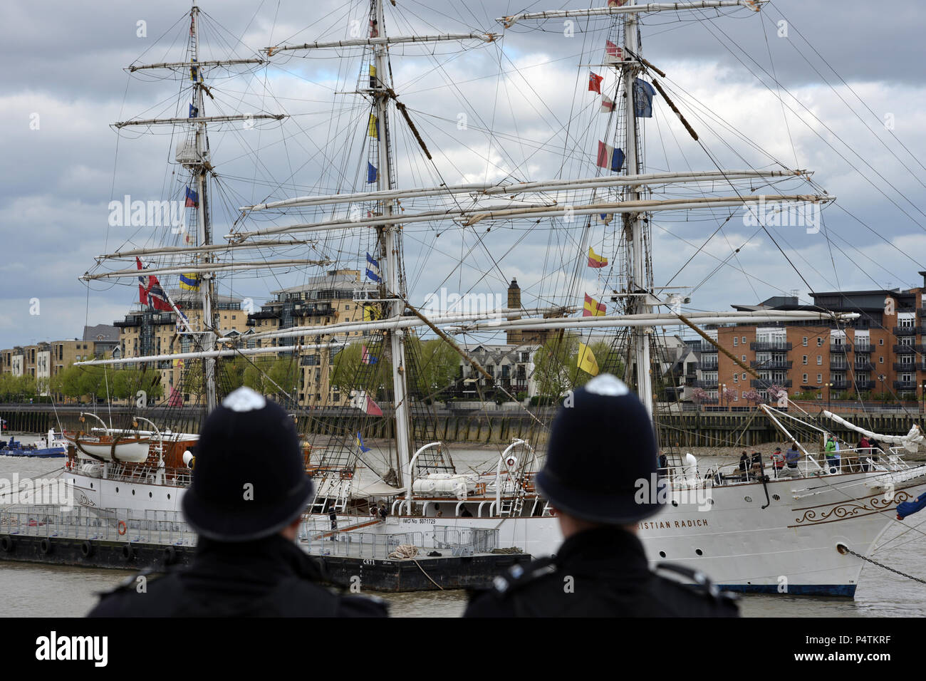 Al igual que la tall ships Londres policías párese derecho, alto, y listo. Foto de stock