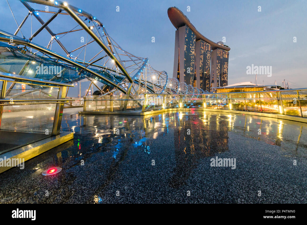 Hermosa hora azul Marina Bay Sands Hotel y Helix Bridge. Estos edificios duo se ha convertido en atracción icónica de Marina Bay, Singapur. Foto de stock