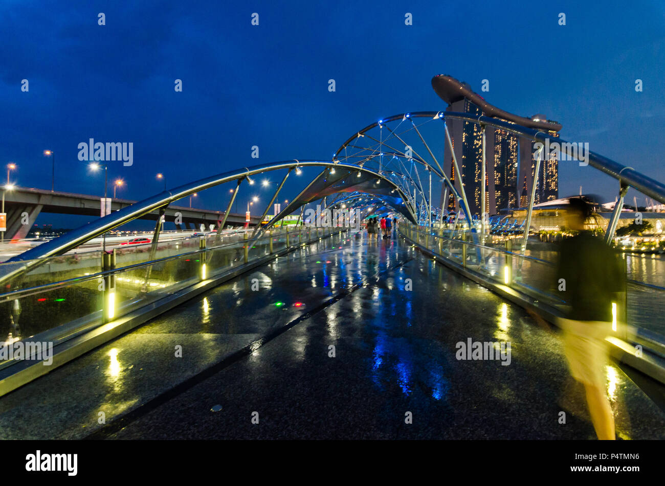 Hermosa hora azul Marina Bay Sands Hotel y Helix Bridge. Estos edificios duo se ha convertido en atracción icónica de Marina Bay, Singapur. Foto de stock