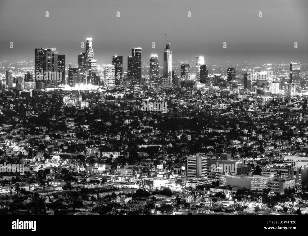 Vista panorámica de los rascacielos en la noche de Los Ángeles, California, EE.UU. Foto de stock