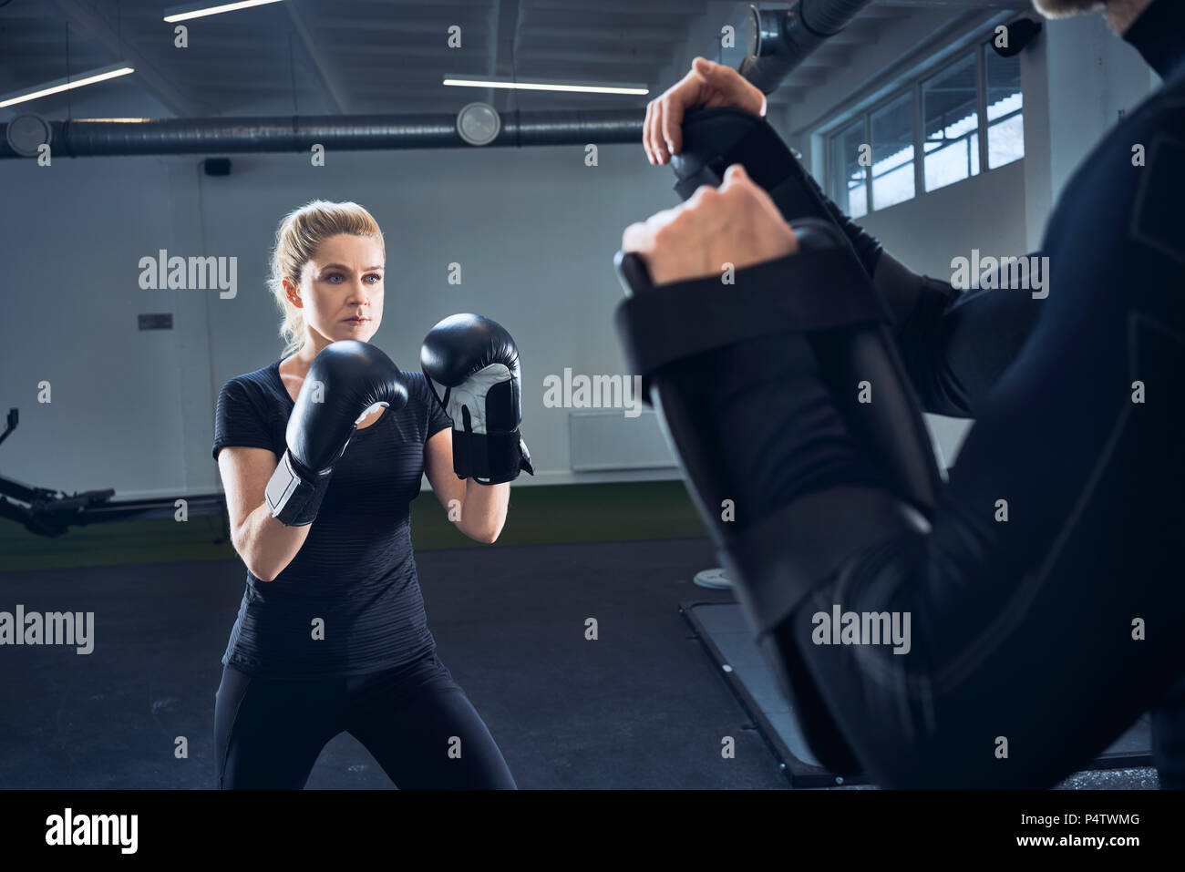 Mujer practicar boxeo en el gimnasio Foto de stock