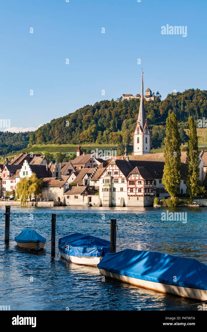 Suiza, en el cantón de Schaffhausen, Stein am Rhein, el lago de Constanza, el río Rin, el casco antiguo, la Abadía de Saint George y Hohenklingen Castillo Foto de stock