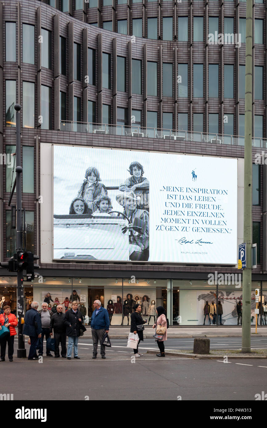 Berlín, Alemania, pantalla para publicidad en el Swissotel en Joachimstaler Strasse en Berlin-Charlottenburg Foto de stock