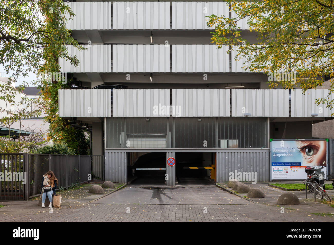 Hannover, Alemania, la mujer está sentado delante del garaje de estacionamiento Foto de stock