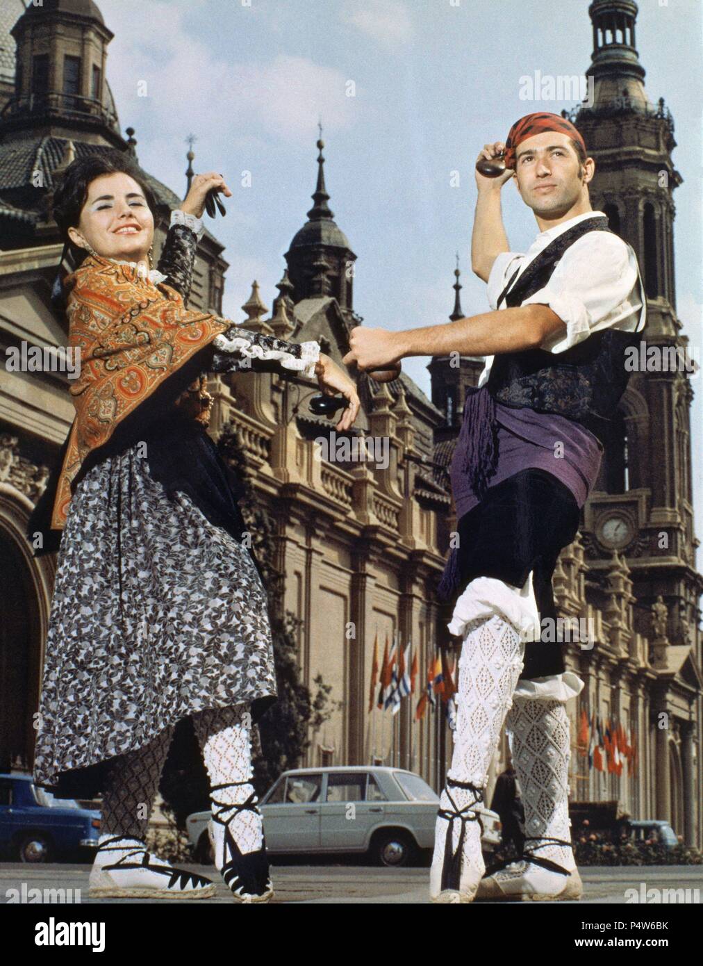 TRAJE REGIONAL DE ARAGÓN - pareja bailando la jota Fotografía de stock -  Alamy