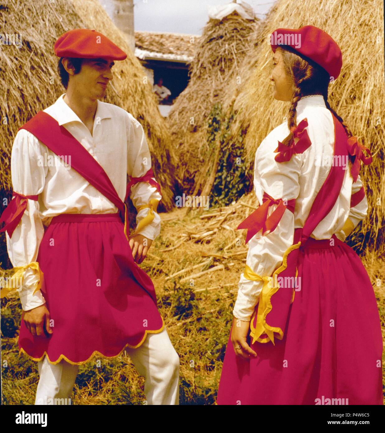 TRAJE REGIONAL DE NAVARRA - NAVARROS EN TRAJE DE FIESTA Fotografía de stock  - Alamy