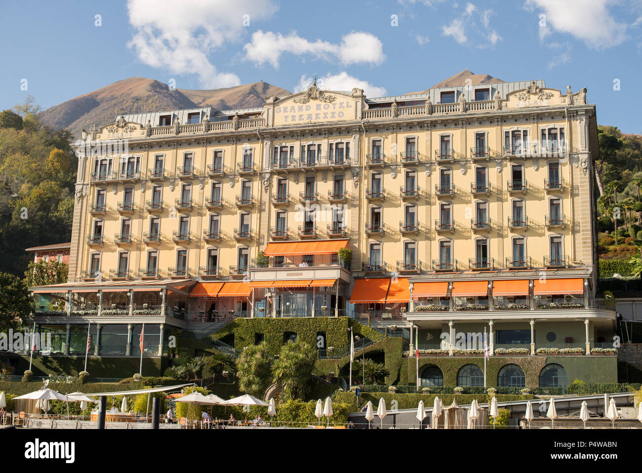 El Lago de Como, Italia - Octubre 27, 2017: Grand Hotel de Tremezzo, en el Lago de Como, Italia. Foto de stock