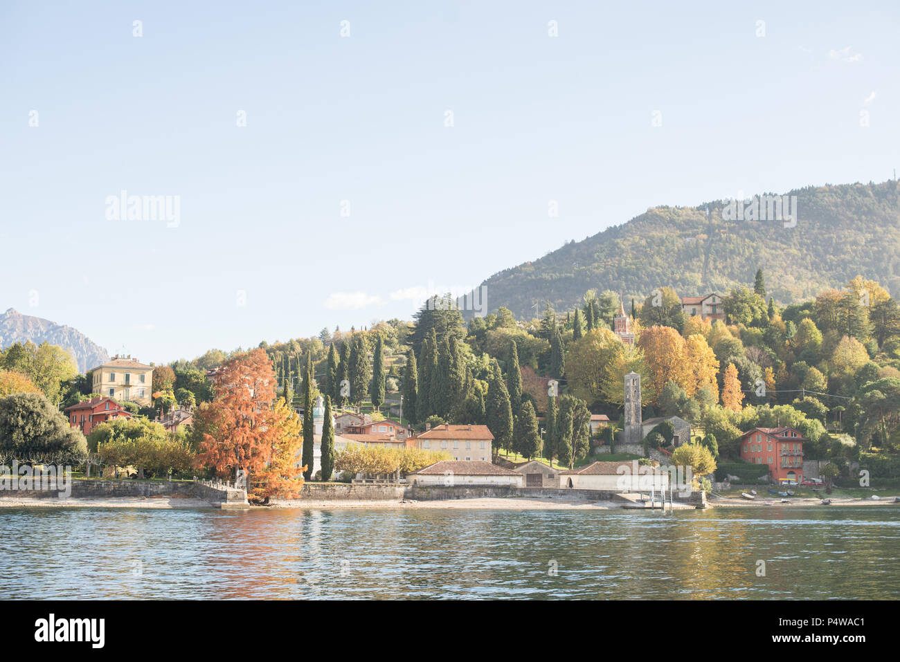 Lago de Como, Italia. Vista panorámica de la costa con sus casas antiguas. Foto de stock