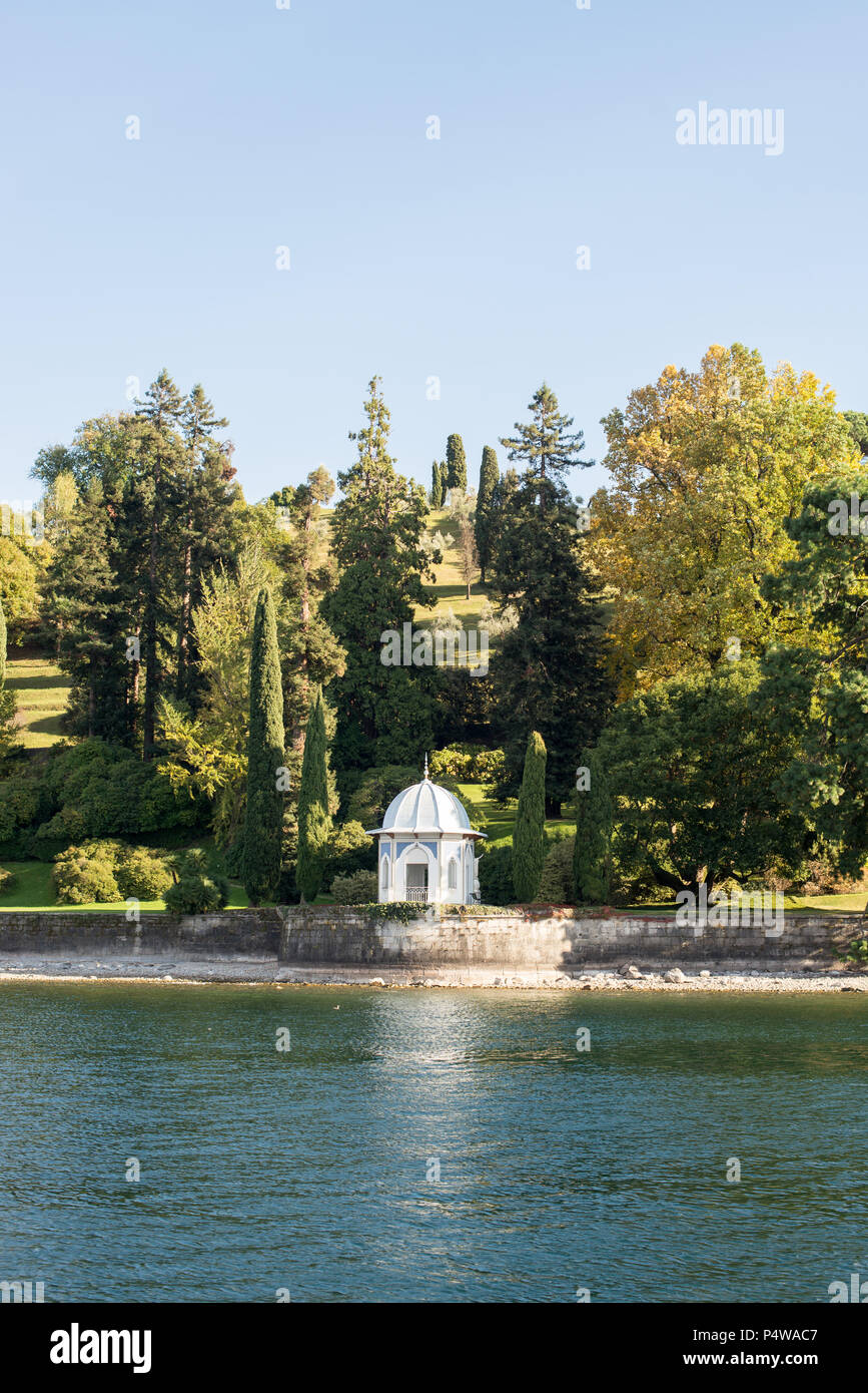 Mirador en el Lago Como en el viejo jardín, Italia. Foto de stock